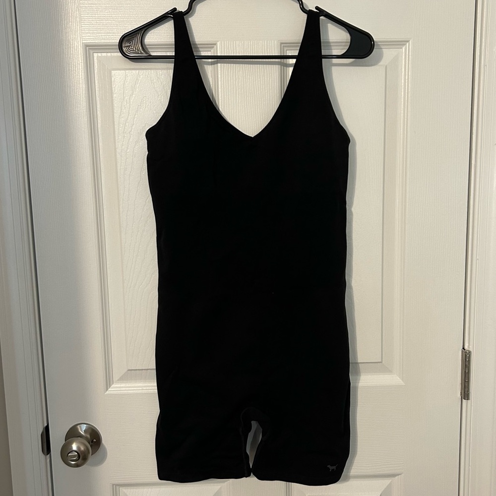 PINK Active 6” seamless onesie,‎ black M